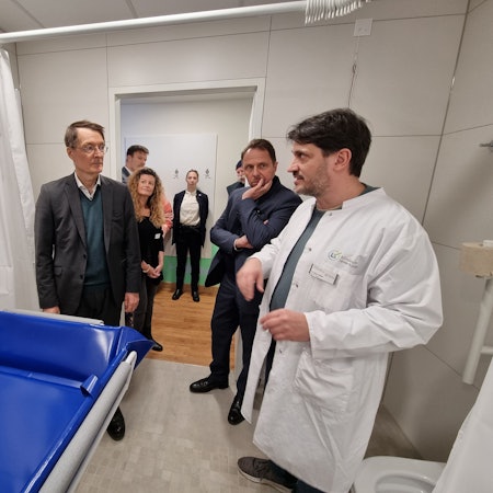 Karl Lauterbach besucht am 16.01.2025 das Klinikum in Leverkusen-Schlebusch