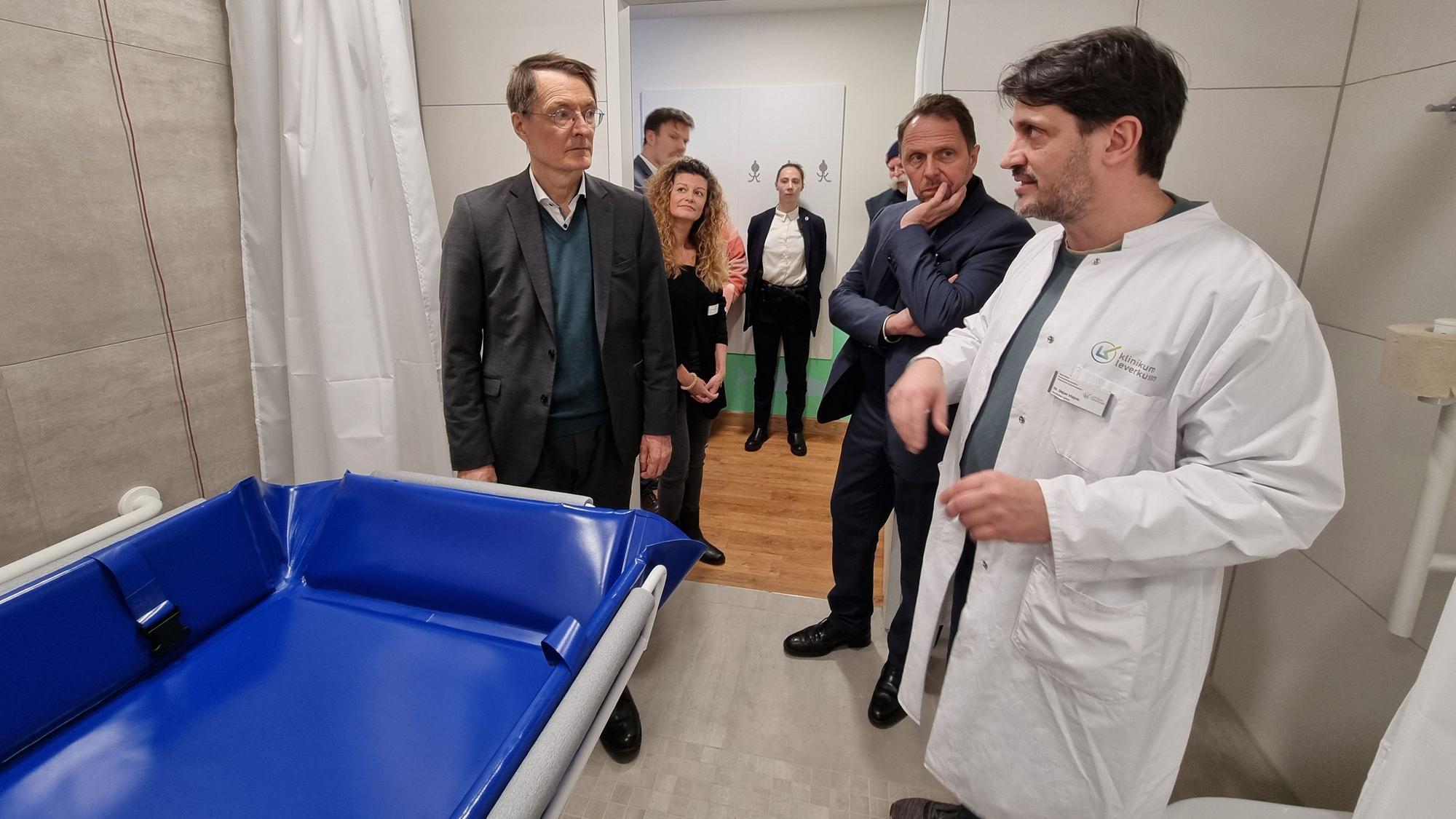 Karl Lauterbach besucht am 16.01.2025 das Klinikum in Leverkusen-Schlebusch