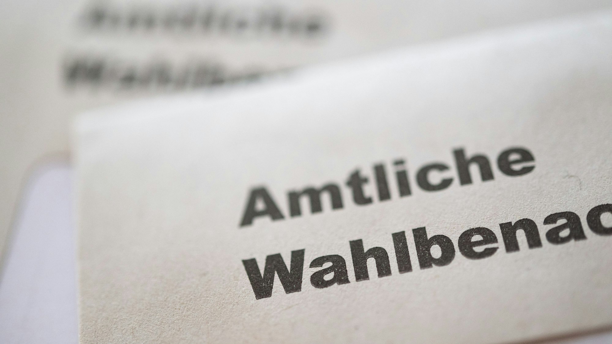Eine amtliche Wahlbenachrichtigung liegt auf einer zweiten Wahlbenachrichtigung.