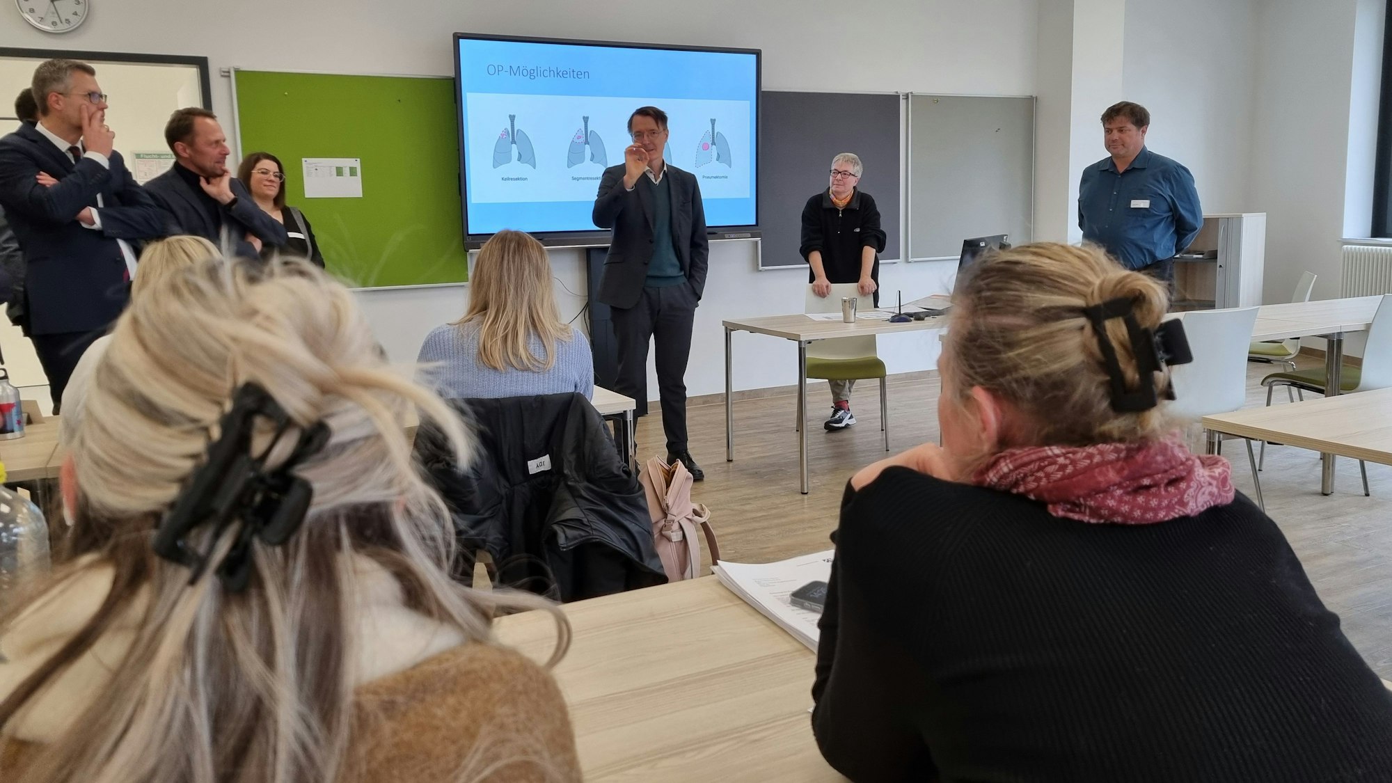 Karl Lauterbach besucht am 16.01.2025 das Klinikum in Leverkusen-Schlebusch