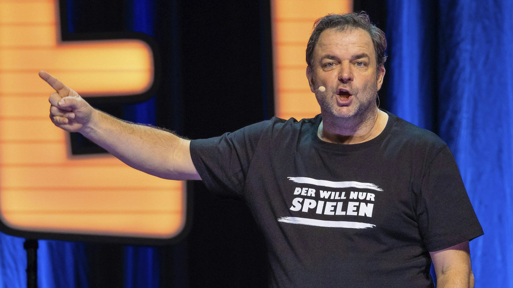 Martin Rütter auf der Bühne.