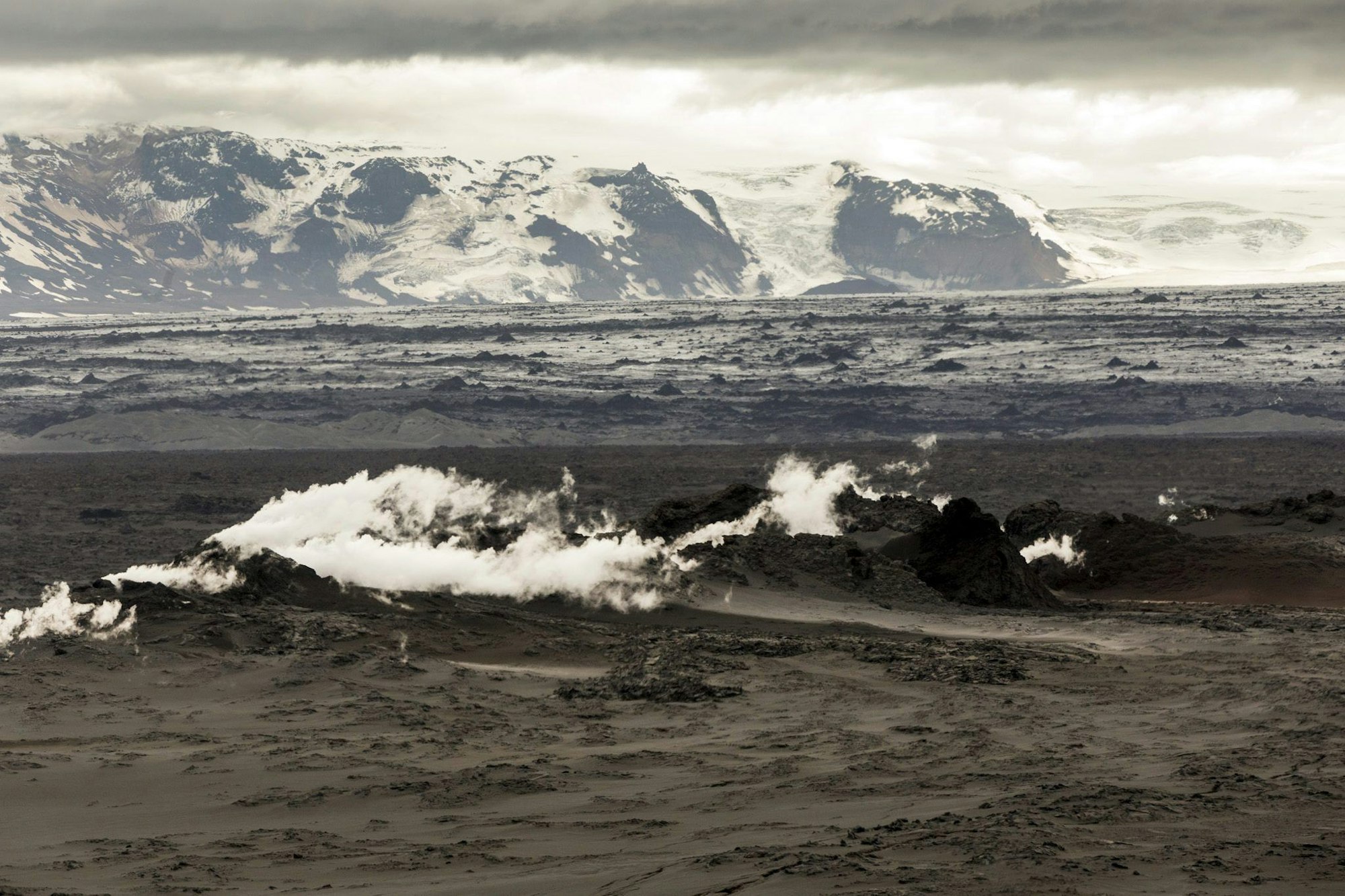 Wolken aus Rauch und Dampf hängen über dem Boden am Vatnajökull.