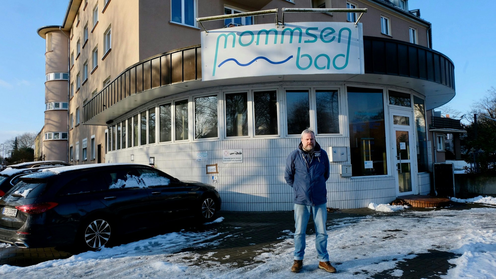 Marcel Hövelmann von der Ratsgruppe Gut & Klimafreund vor dem leerstehendem Mommsenbad.