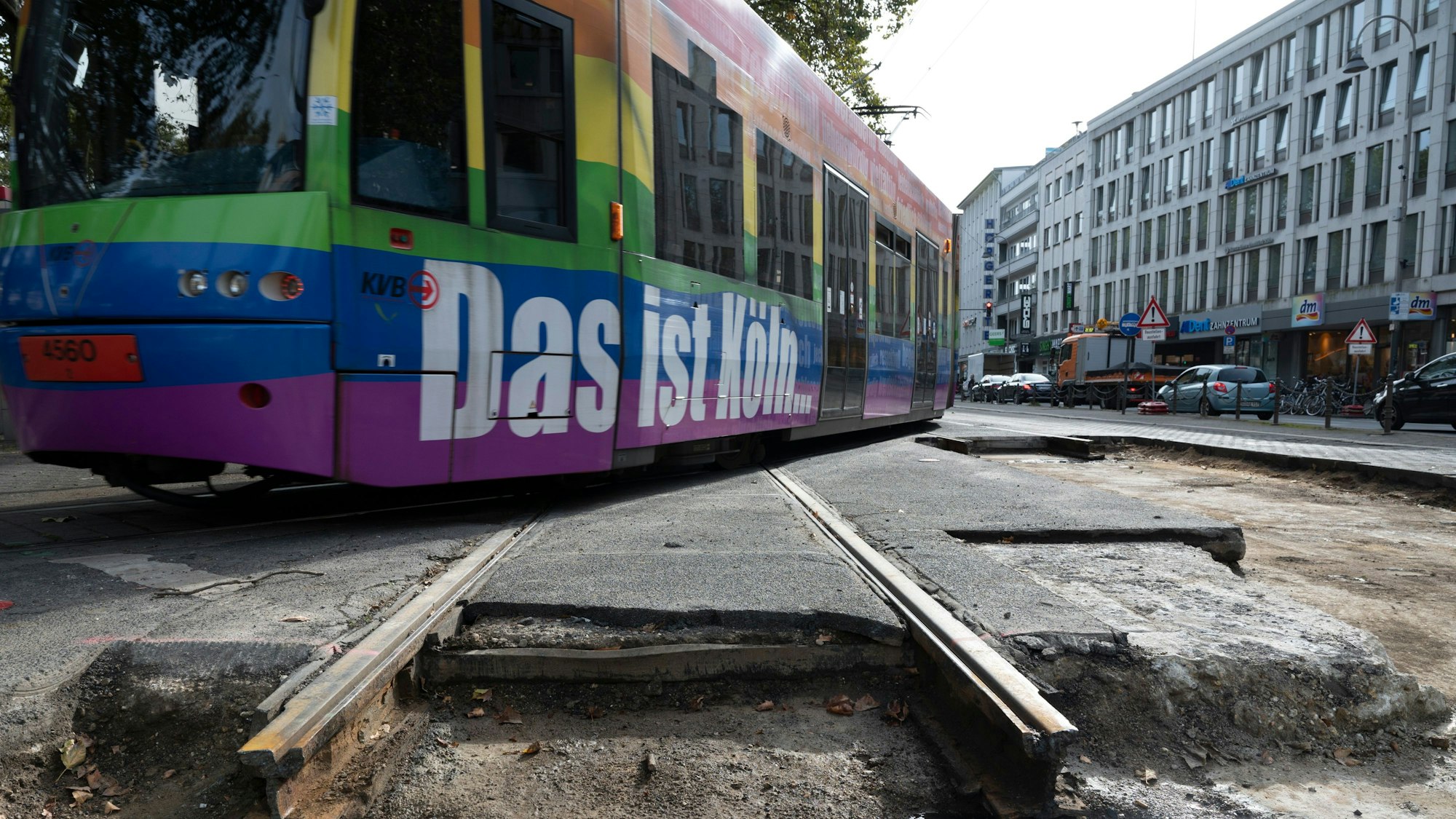Ein randalierender Jugendlicher sorgte am Mittwochabend für eine vorübergehende Einstellung des Bahnverkehrs. (Symbolbild)