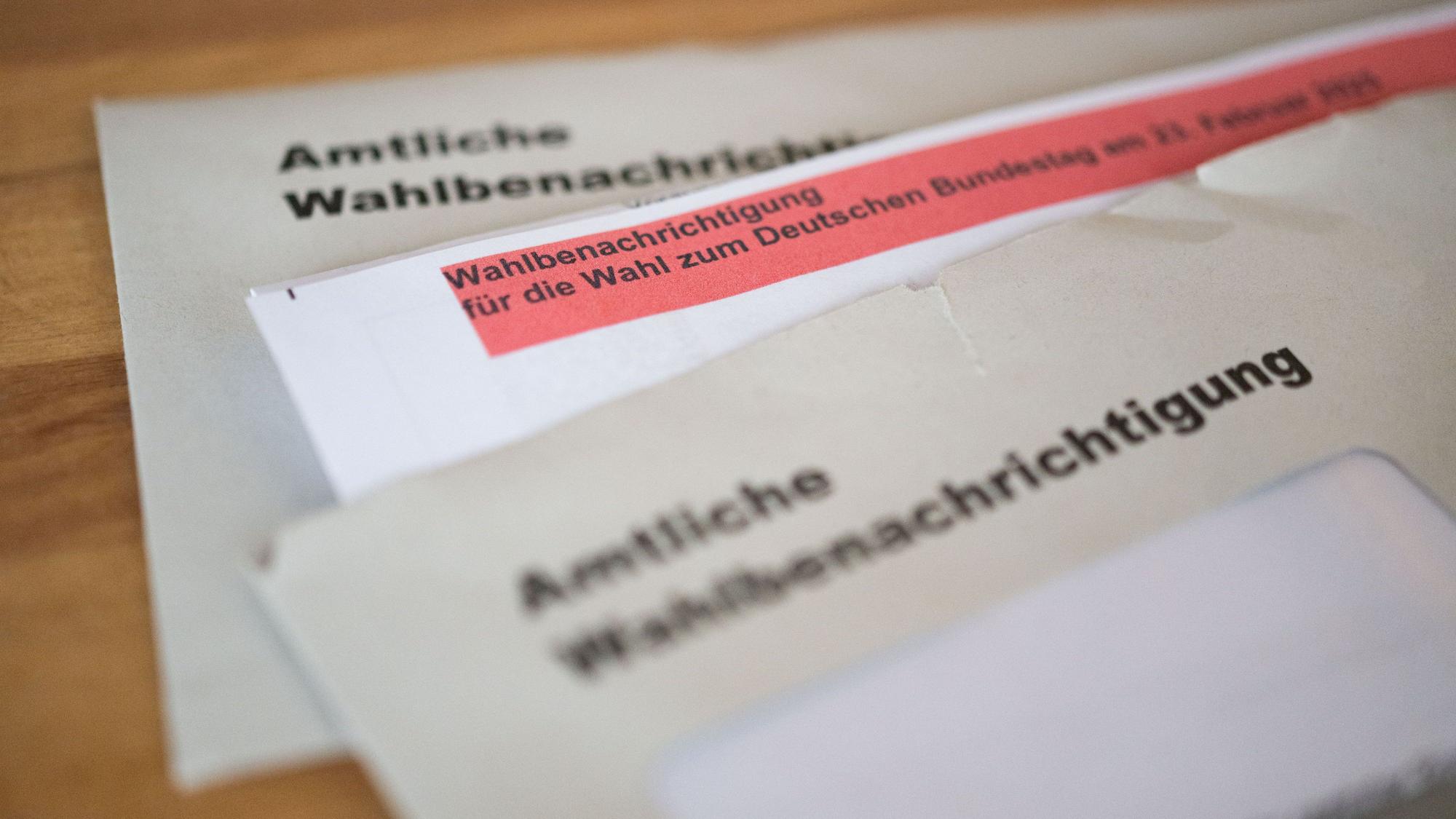 Amtliche Wahlbenachrichtigungen für die Wahl zum Deutschen Bundestag am 23. Februar 2025 liegen auf einem Tisch.