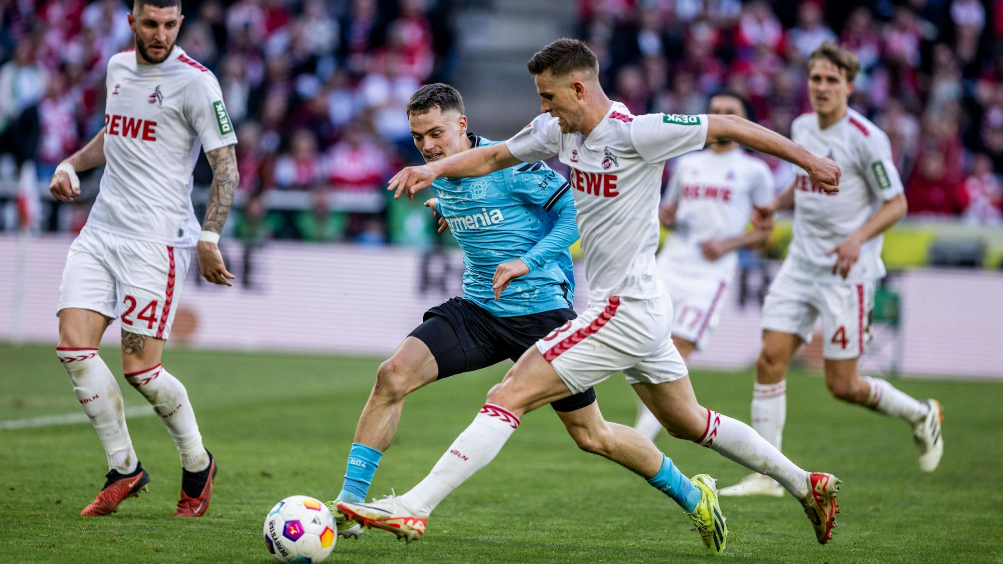 Köln, RheinEnergieStadion, 05.03.2024: Rasmus Carstensen Köln gegen Florian Wirtz Leverkusen beim Spiel der 1.Bundesliga 1.FC Köln vs. Bayer 04 Leverkusen. *** Cologne, RheinEnergieStadion, 05 03 2024 Rasmus Carstensen Cologne v Florian Wirtz Leverkusen in the 1 Bundesliga match 1 FC Cologne v Bayer 04 Leverkusen