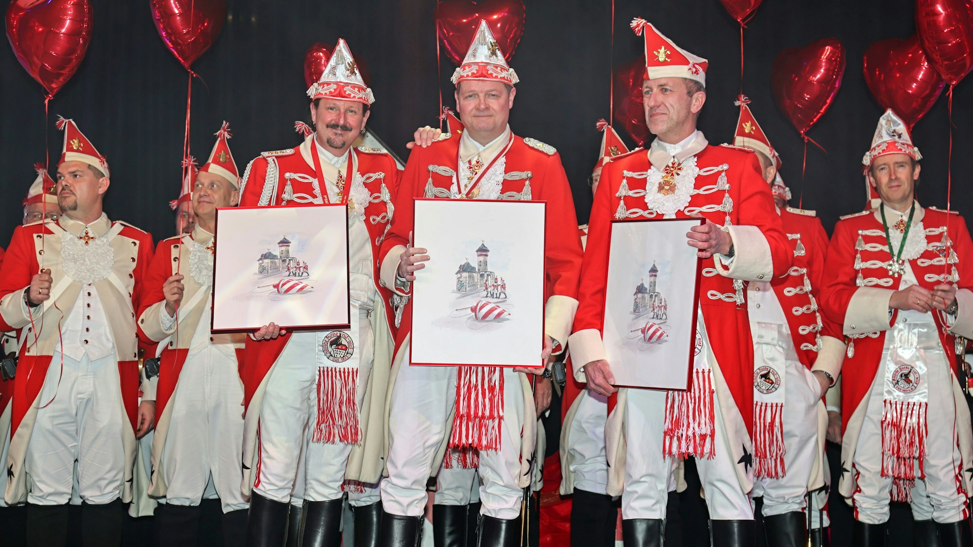 Der dritte Knubbel verabschiedete seinen Vorstand Boris Müller, Marco Schneefeld und André Fahnenbruck, nicht nur musikalisch, sondern auch mit einem Rote Funken-Kunstwerk