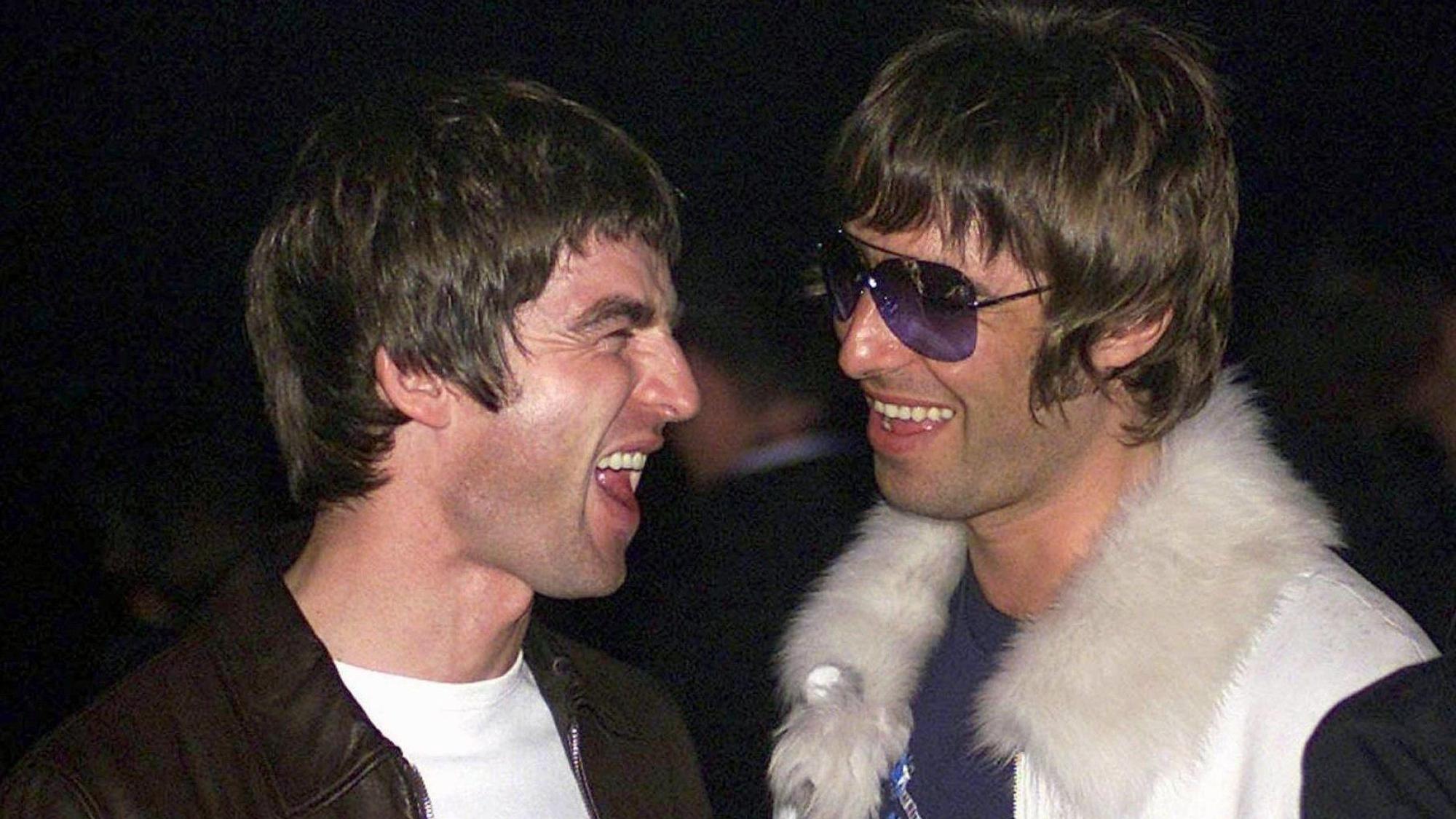 Die Brüder Noel (l) und Liam Gallagher von der Band Oasis lachen bei der Verleihung der NME Carling Awards.