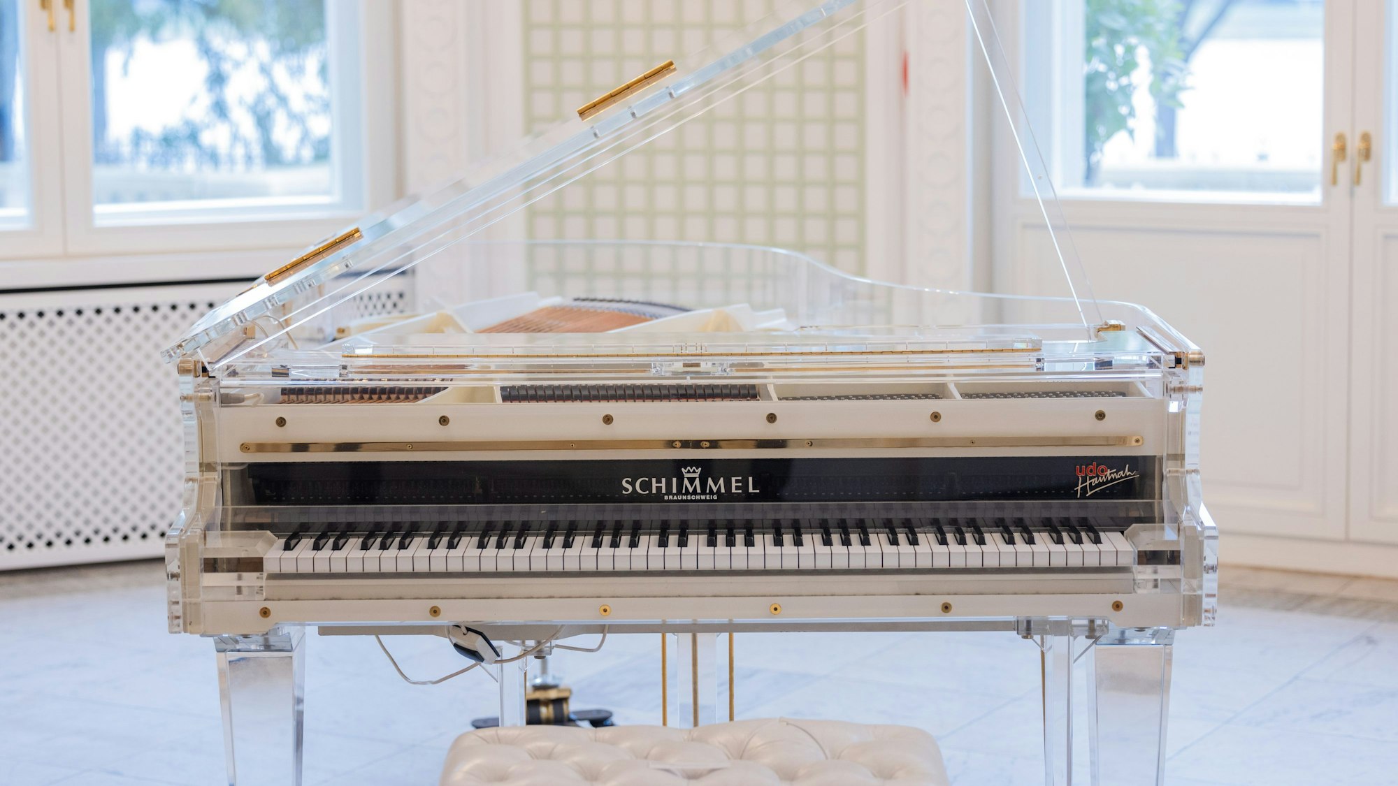 Der berühmte Glasflügel des Entertainers Udo Jürgens steht im Auktionshaus Sotheby's.