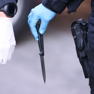 Bei anschließenden Durchsuchungen stellte die Polizei mehrere Waffen und gefährliche Gegenstände sicher, darunter auch Messer. (Symbolbild)