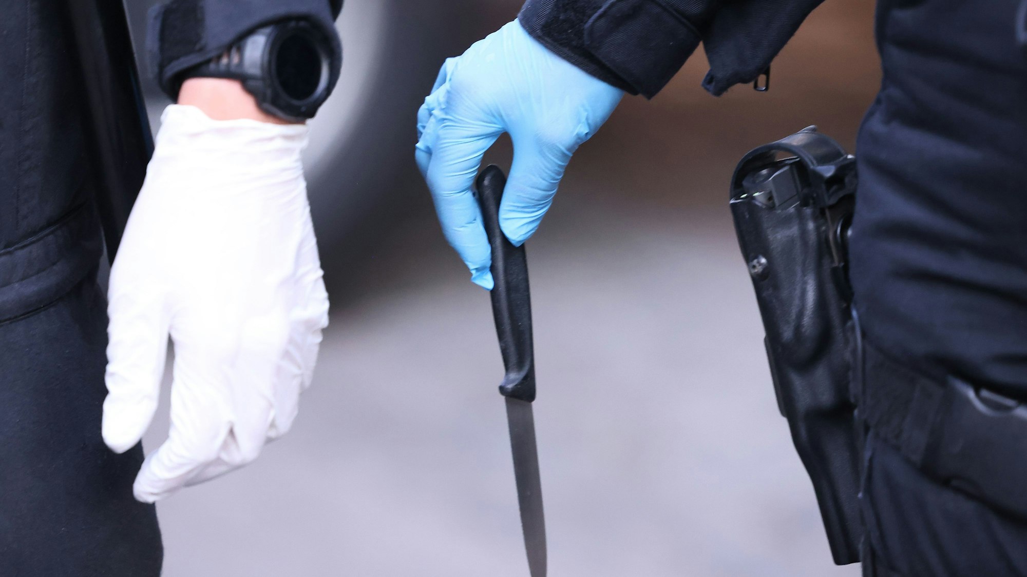 Bei anschließenden Durchsuchungen stellte die Polizei mehrere Waffen und gefährliche Gegenstände sicher, darunter auch Messer. (Symbolbild)