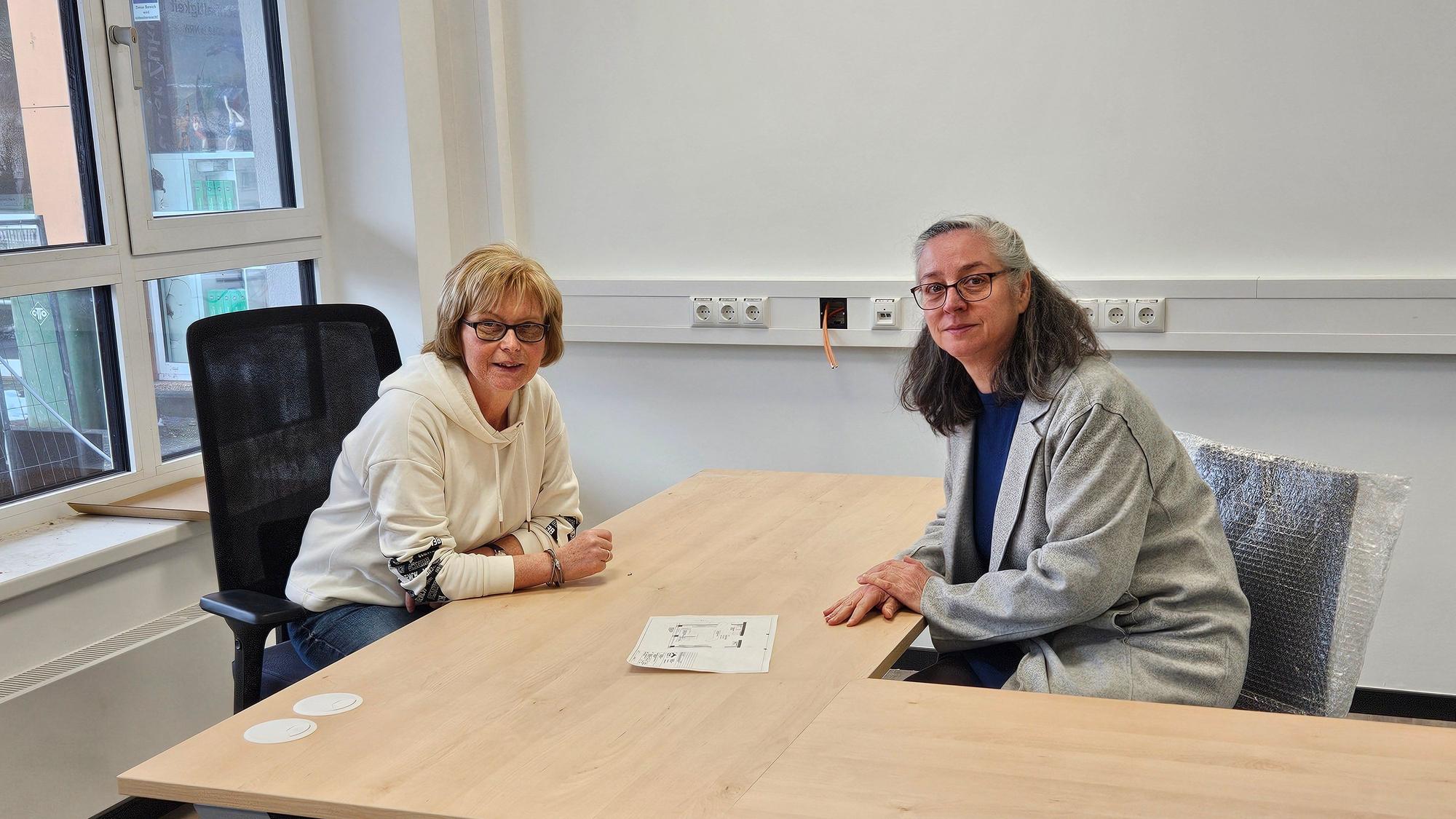 Birgit Dietrich (l.) und Elisabeth Tapp sitzen an einem der neuen Schreibtische.