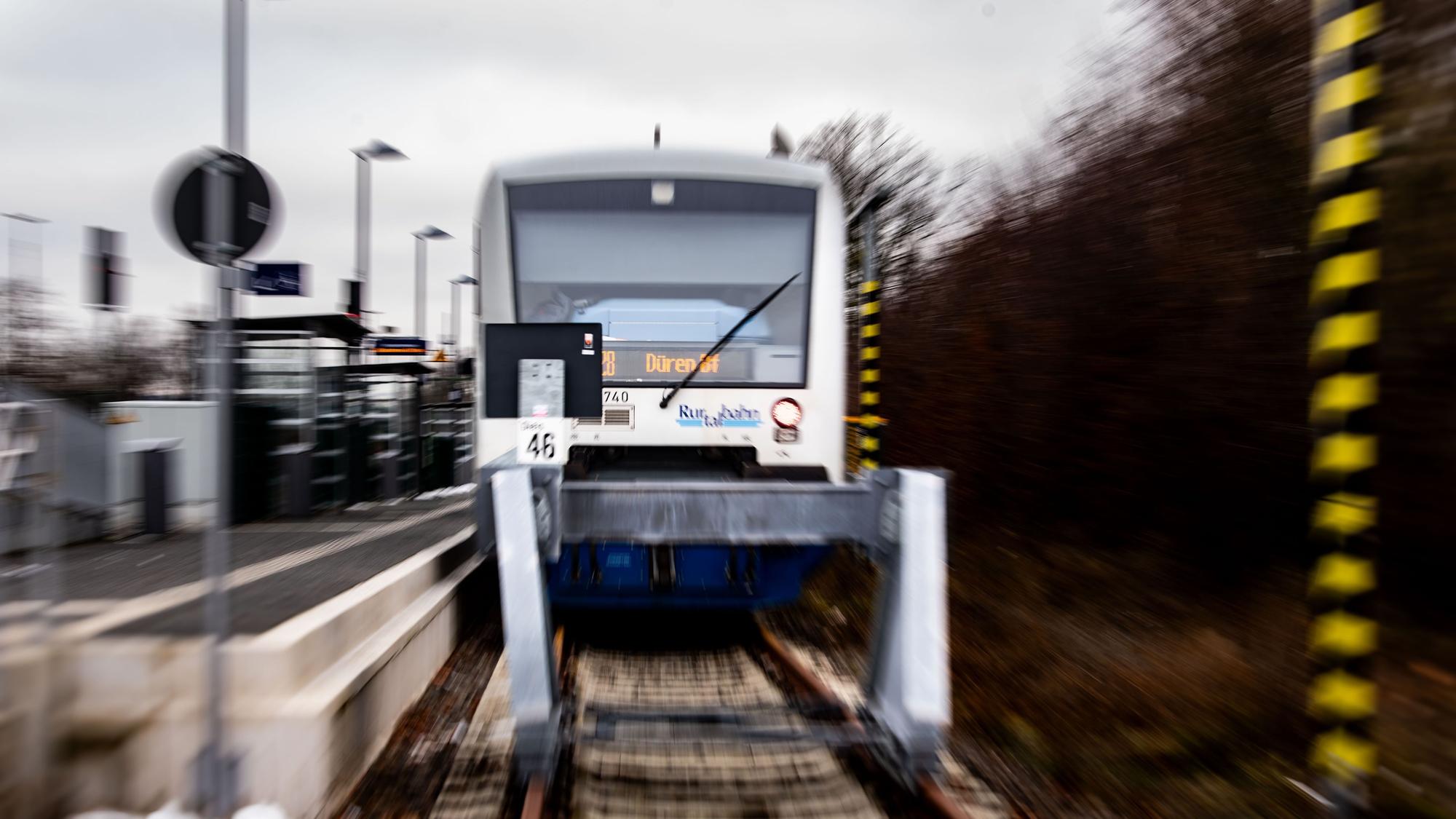 Das Bild zeigt die Bördebahn, die am Euskirchener Bahnhof in Richtung Düren startet.