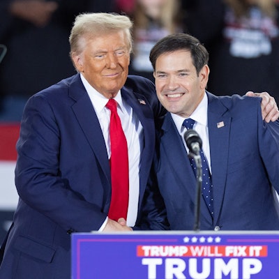 Donald Trump zusammen mit Marco Rubio bei einem Wahlkampfauftritt. (Archivbild)