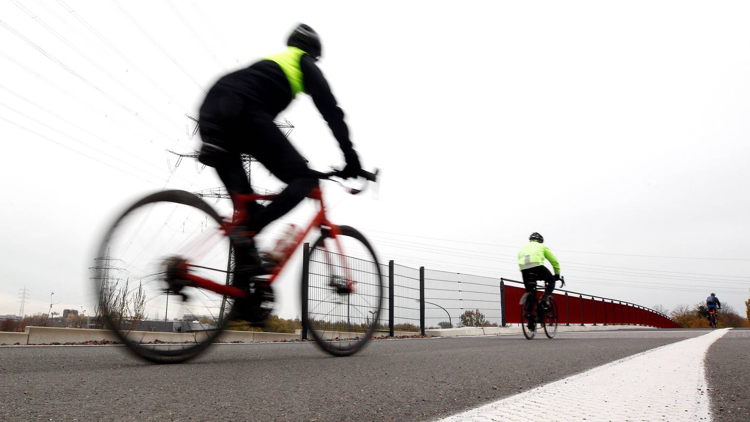 Das Bild zeigt einen Radschnellweg mit zwei Radfahrern.