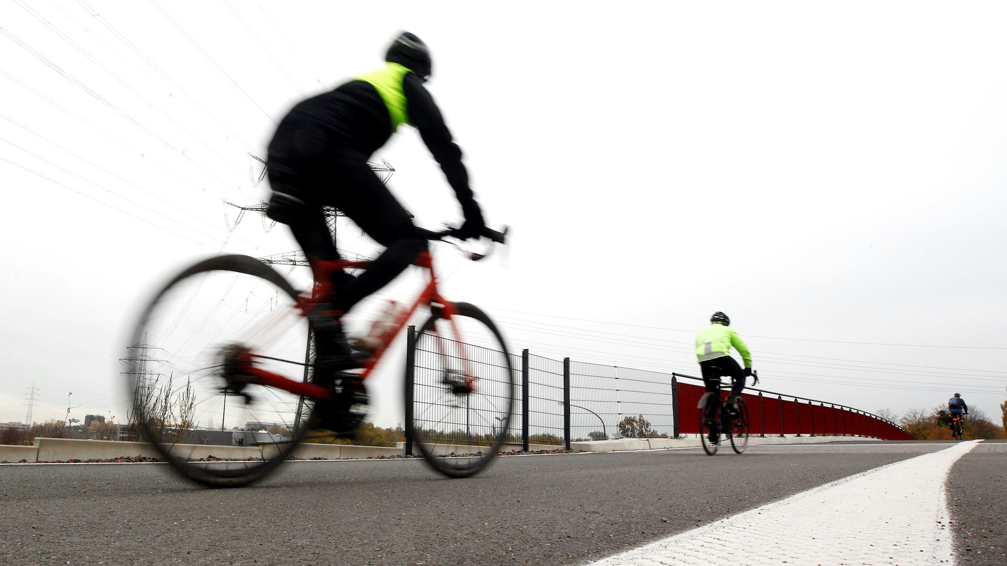 Fahrradfahrer radeln über den Radschnellweg. (Symbolbild)