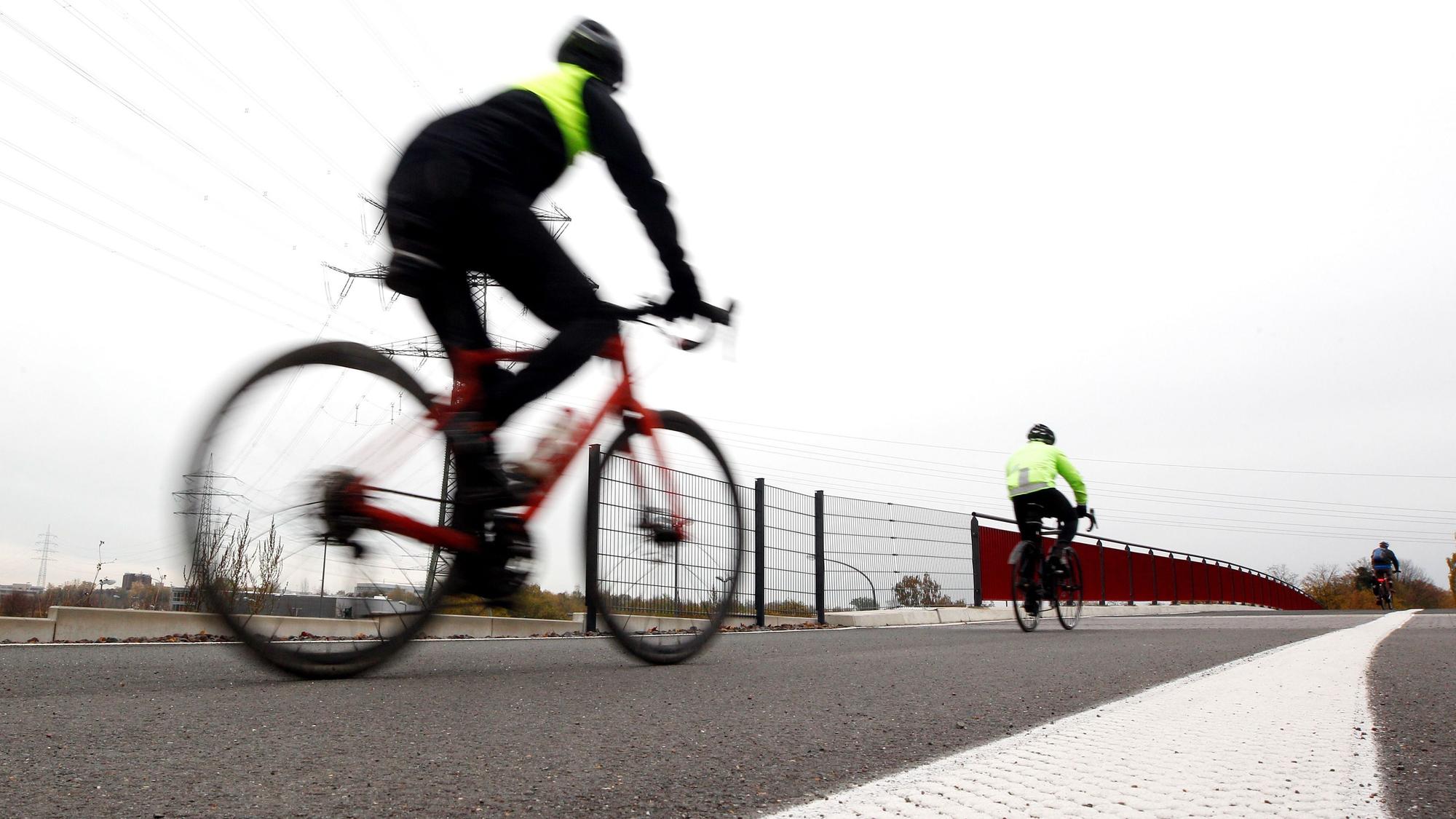 Das Bild zeigt einen Radschnellweg mit zwei Radfahrern.
