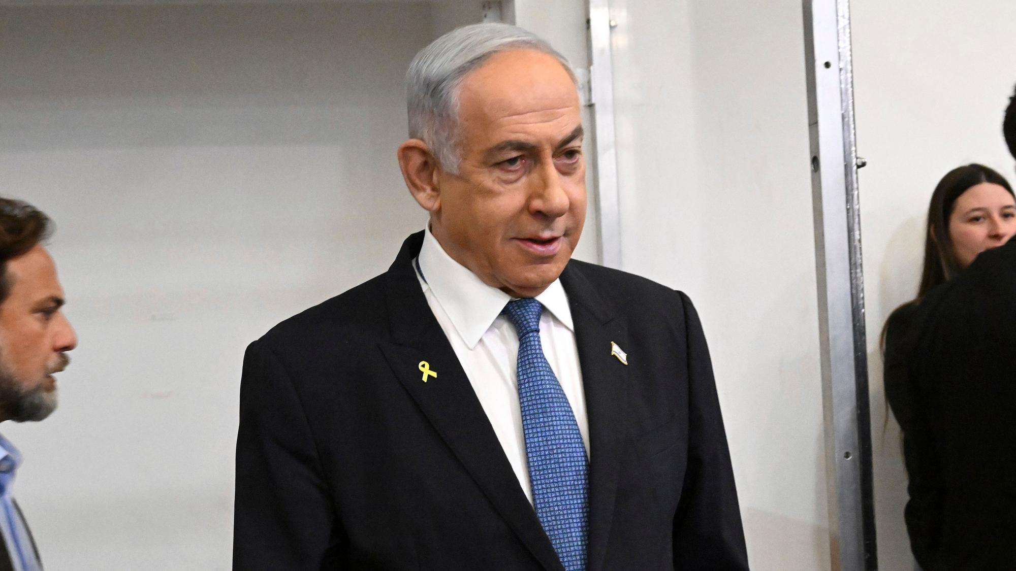 23.12.2024, Israel, Tel Aviv: Der israelische Ministerpräsident Benjamin Netanjahu nimmt am fünften Verhandlungstag seines Prozesses wegen angeblicher Korruption vor dem Bezirksgericht in Tel Aviv teil. Foto: Debbie Hill/Pool UPI/AP/dpa +++ dpa-Bildfunk +++