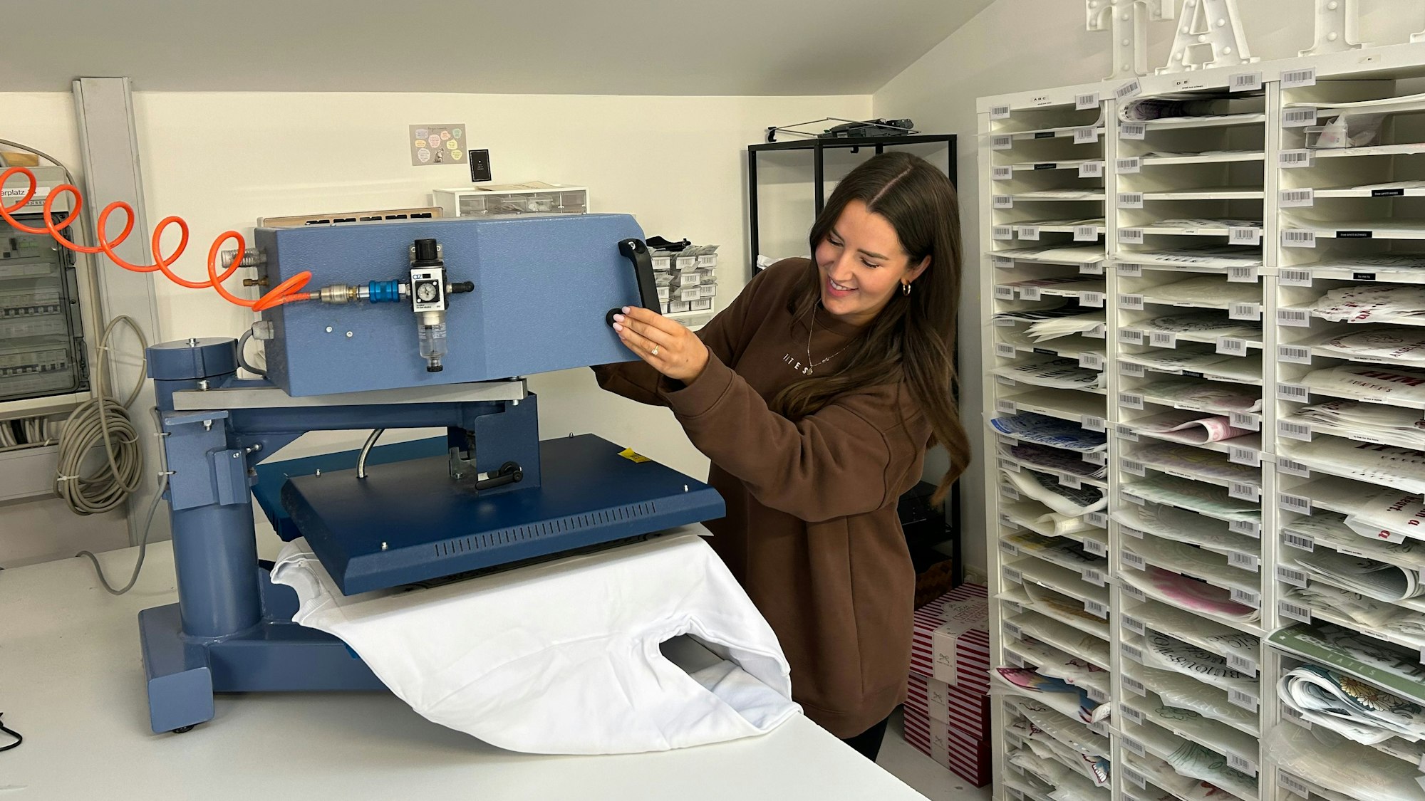 Frau an Druckerpresse