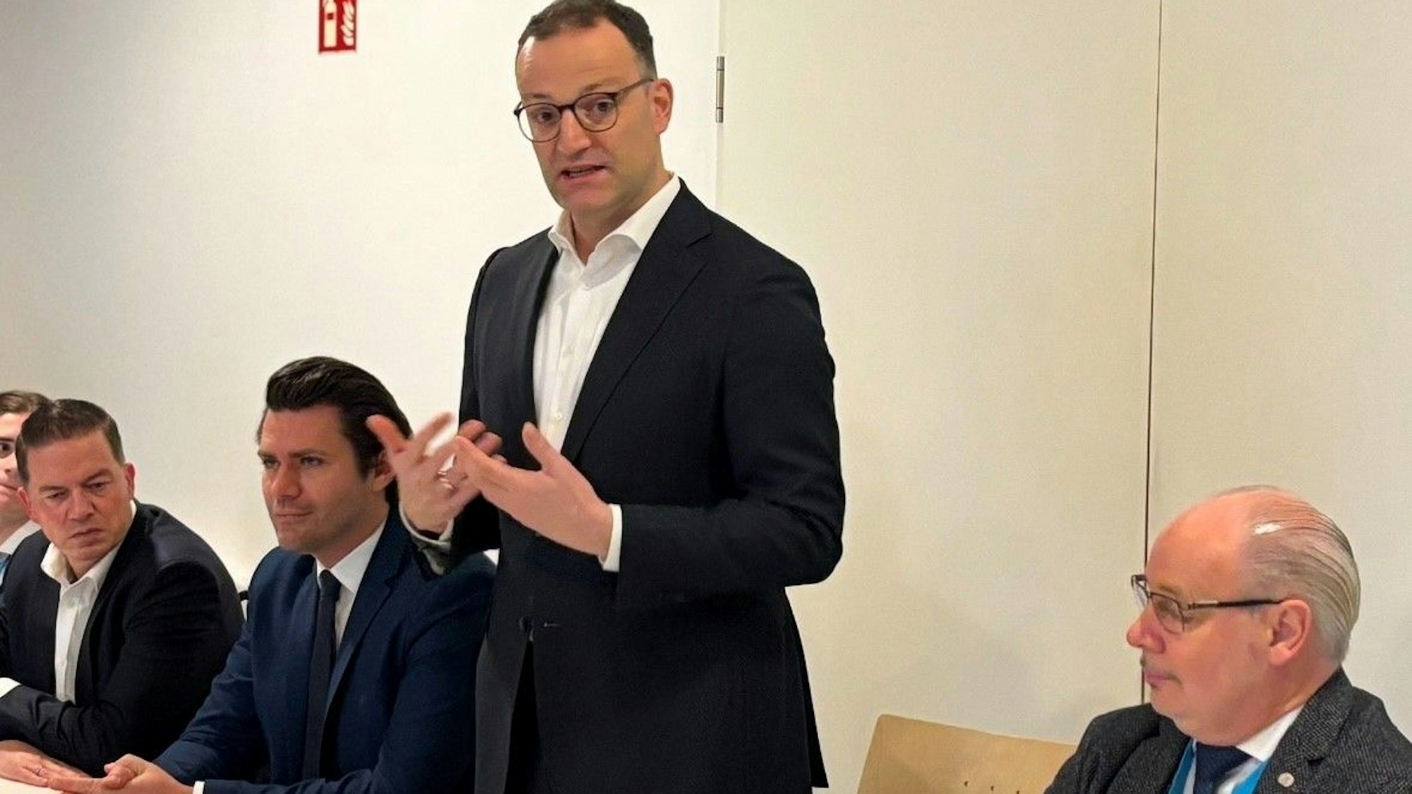 Auf dem Bild sind vier männliche CDU-Mitglieder zu sehen.