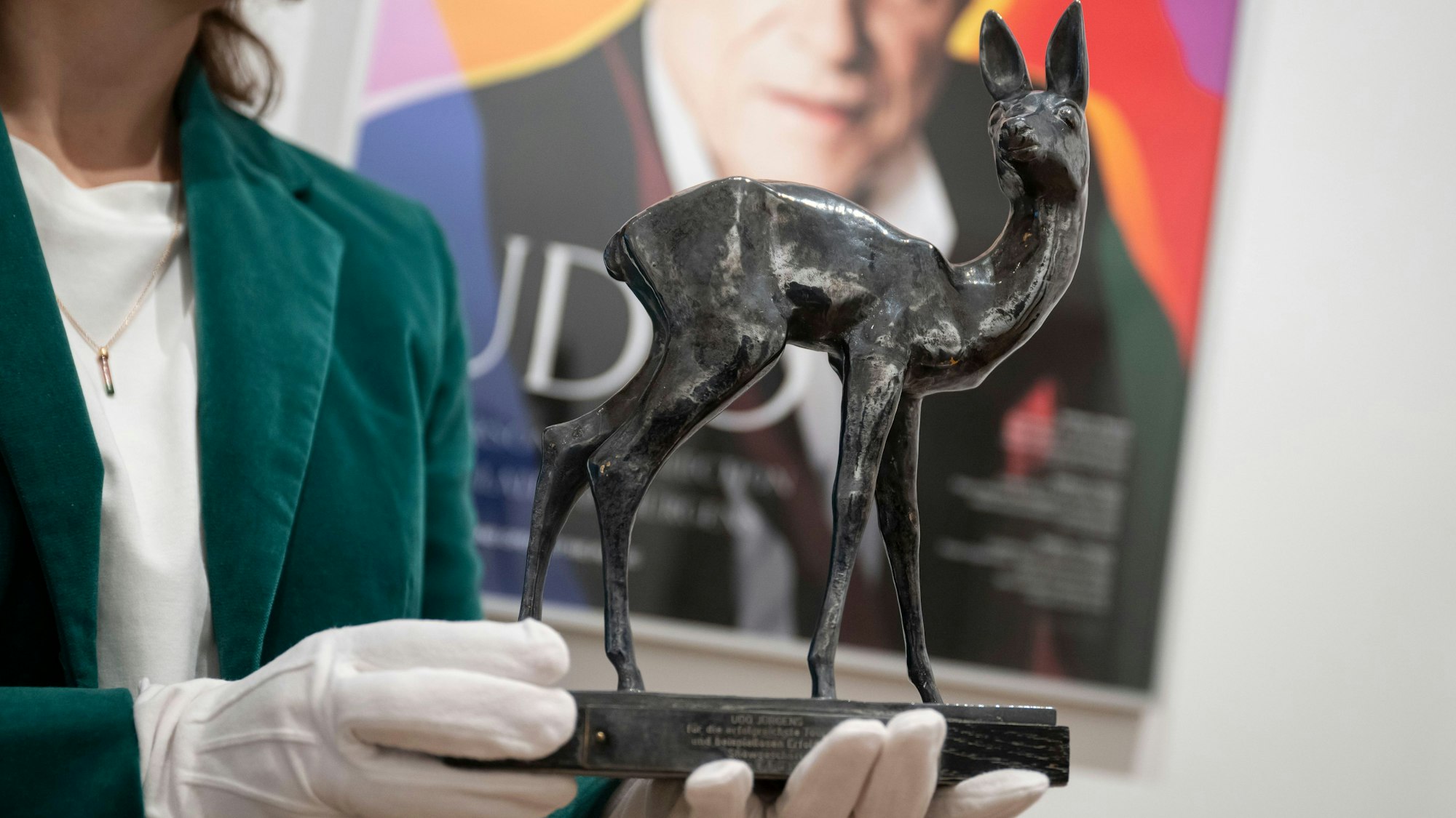 08.01.2025, Bayern, München: Eine Bambi-Auszeichnung vom 4. Juli 1970 des 2014 gestorbenen Sängers Udo Jürgens ist bei einer Vorbesichtigung vor einer Auktion von persönlichen Gegenständen des Sängers bei Sotheby's München zu sehen. Foto: Lukas Barth/dpa - ACHTUNG: Nur zur redaktionellen Verwendung im Zusammenhang mit einer Berichterstattung über die Auktion und nur mit vollständiger Nennung des vorstehenden Credits +++ dpa-Bildfunk +++