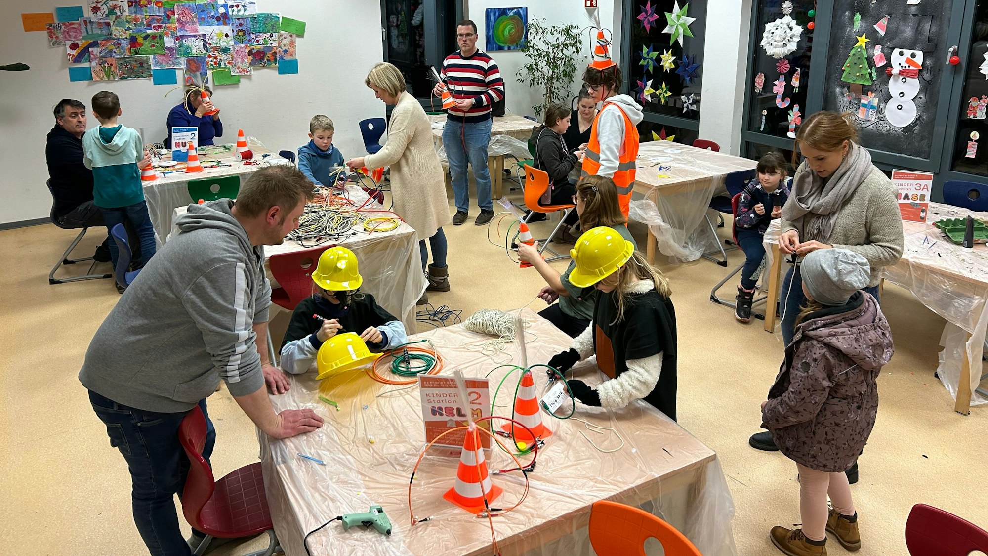 Fußgruppe vom GGS Im Kirchfeld bastelt Karnevalskostüme