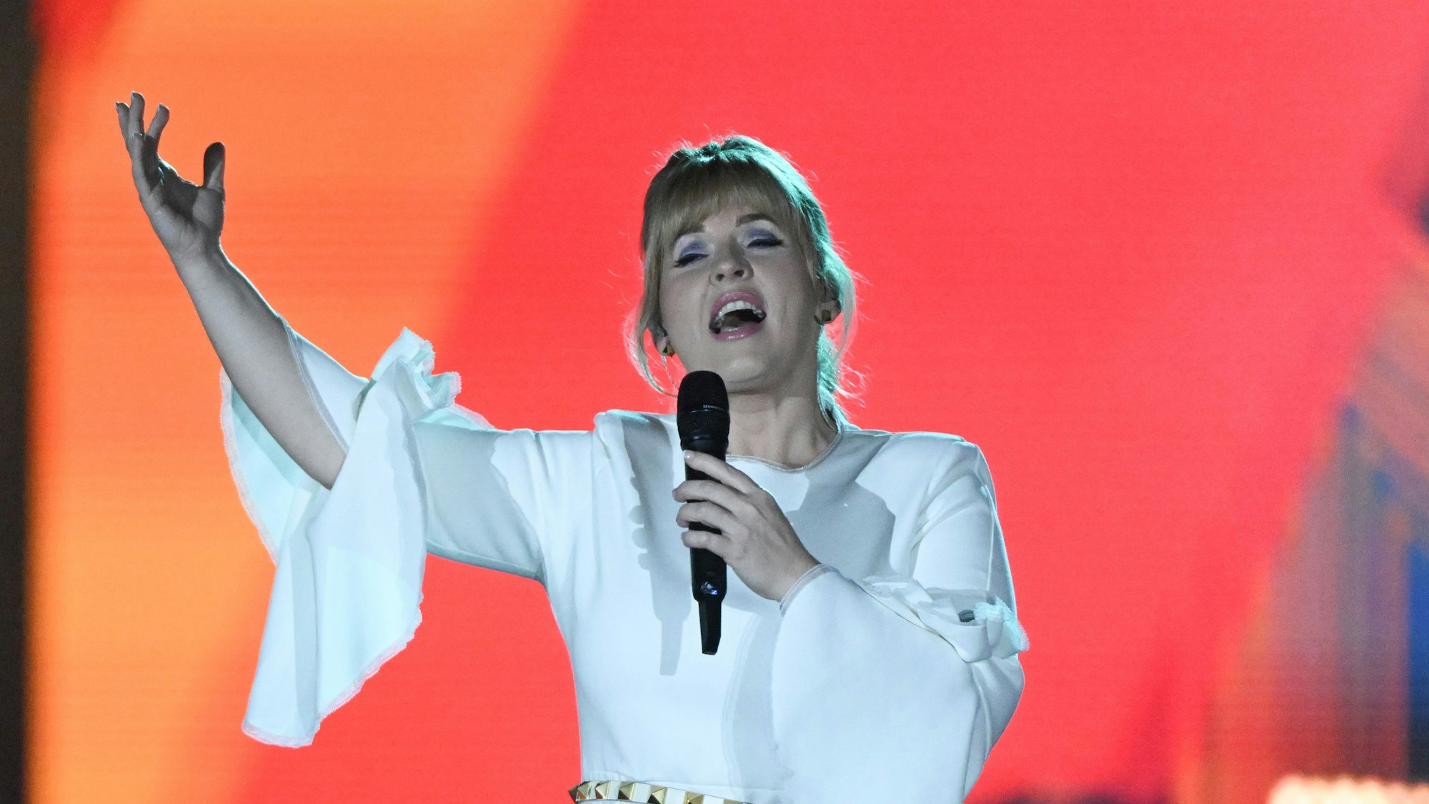 Maite Kelly steht bei einem Konzert auf der Bühne.