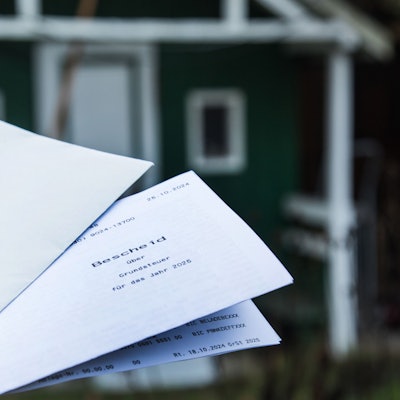 Kölner Immobilieneigentümer beschäftigt diese Woche vor allem eins: Die häufig gestiegenen Abgaben für die Grundsteuer (Symbolbild).