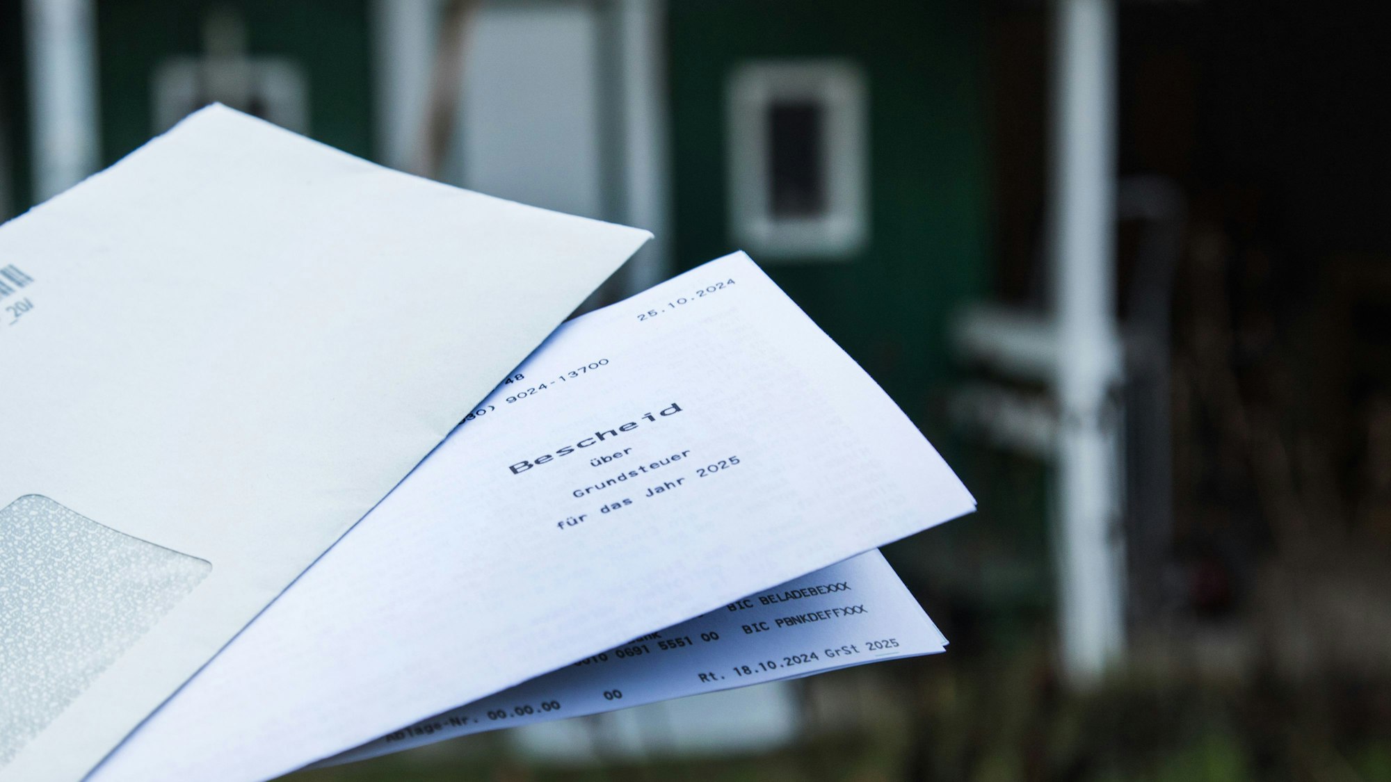 Kölner Immobilieneigentümer beschäftigt diese Woche vor allem eins: Die häufig gestiegenen Abgaben für die Grundsteuer (Symbolbild).