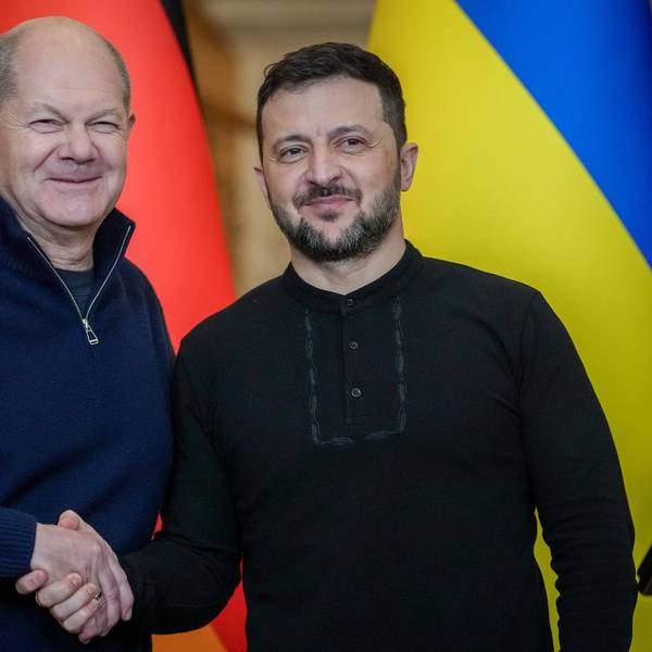 dpatopbilder - 02.12.2024, Ukraine, Kiew: Wolodymyr Selenskyj (r), Präsident der Ukraine, und Bundeskanzler Olaf Scholz (SPD) geben sich nach einem gemeinsamen Treffen und einer Pressekonferenz die Hände. Foto: Kay Nietfeld/dpa +++ dpa-Bildfunk +++