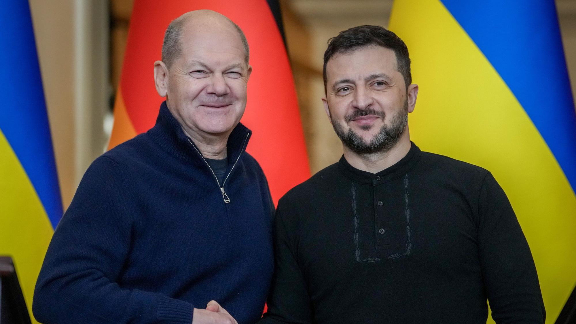 dpatopbilder - 02.12.2024, Ukraine, Kiew: Wolodymyr Selenskyj (r), Präsident der Ukraine, und Bundeskanzler Olaf Scholz (SPD) geben sich nach einem gemeinsamen Treffen und einer Pressekonferenz die Hände. Foto: Kay Nietfeld/dpa +++ dpa-Bildfunk +++