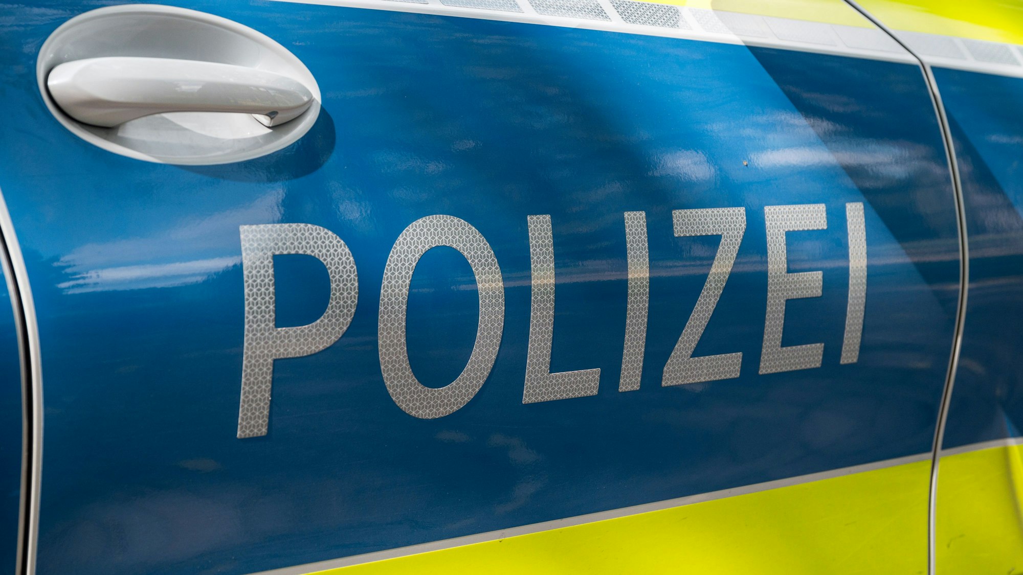 Das Foto zeigt einen Einsatzwagen mit der Aufschrift „Polizei“.