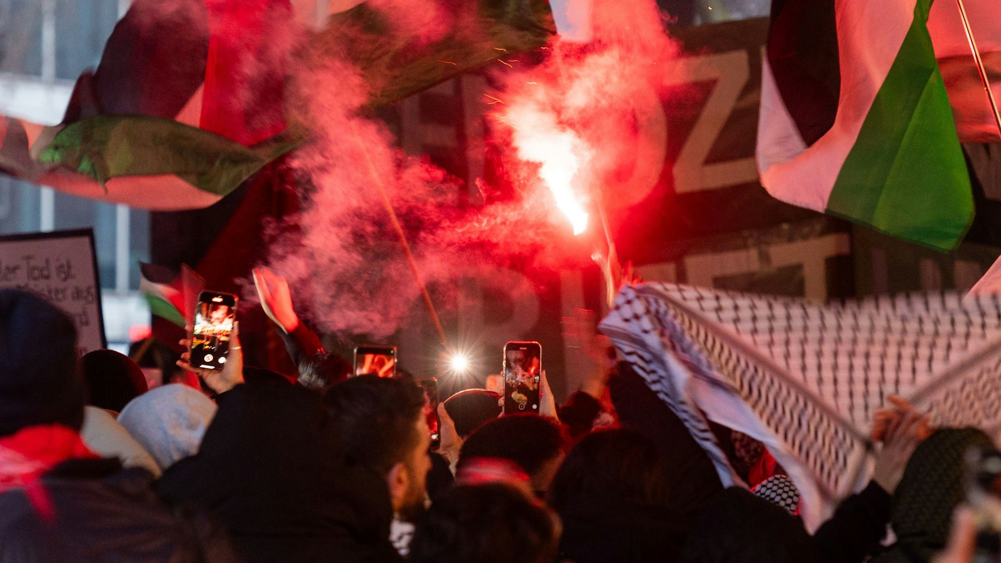 Ein Teilnehmer einer propalästinensischen Demonstration hält eine Bengalische Fackel. (Archivbild)