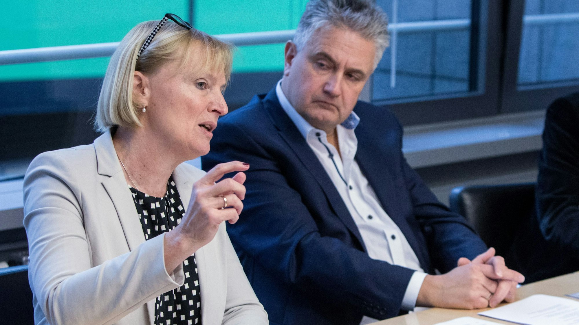 04.01.2023, Köln: Pressekonferenz der KVB Kölner Verkehrsbetriebe zur Betriebsqualität.
Im Bild v.l.n.r. Stefanie Haaks, Peter Densborn und Gunther Höhn.
Foto: Michael Bause
