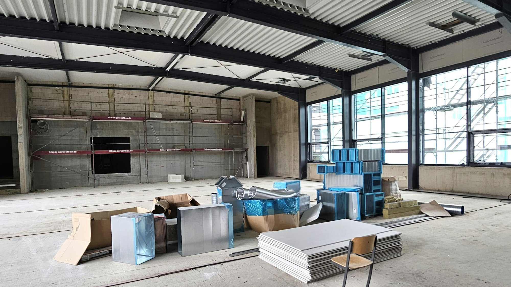 Blick auf die Träger und den Beton in der Aula.