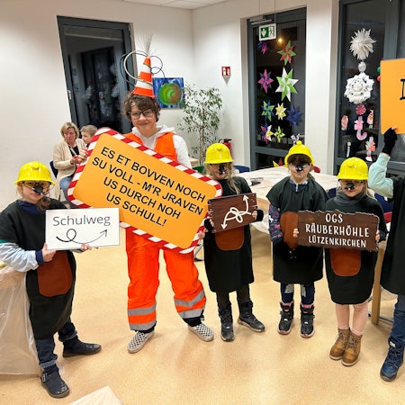 Fußgruppe vom GGS Im Kirchfeld bastelt Karnevalskostüme