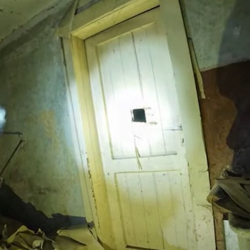 Carsten Konze vor dem unbekannten Raum auf Burg Asperschlag