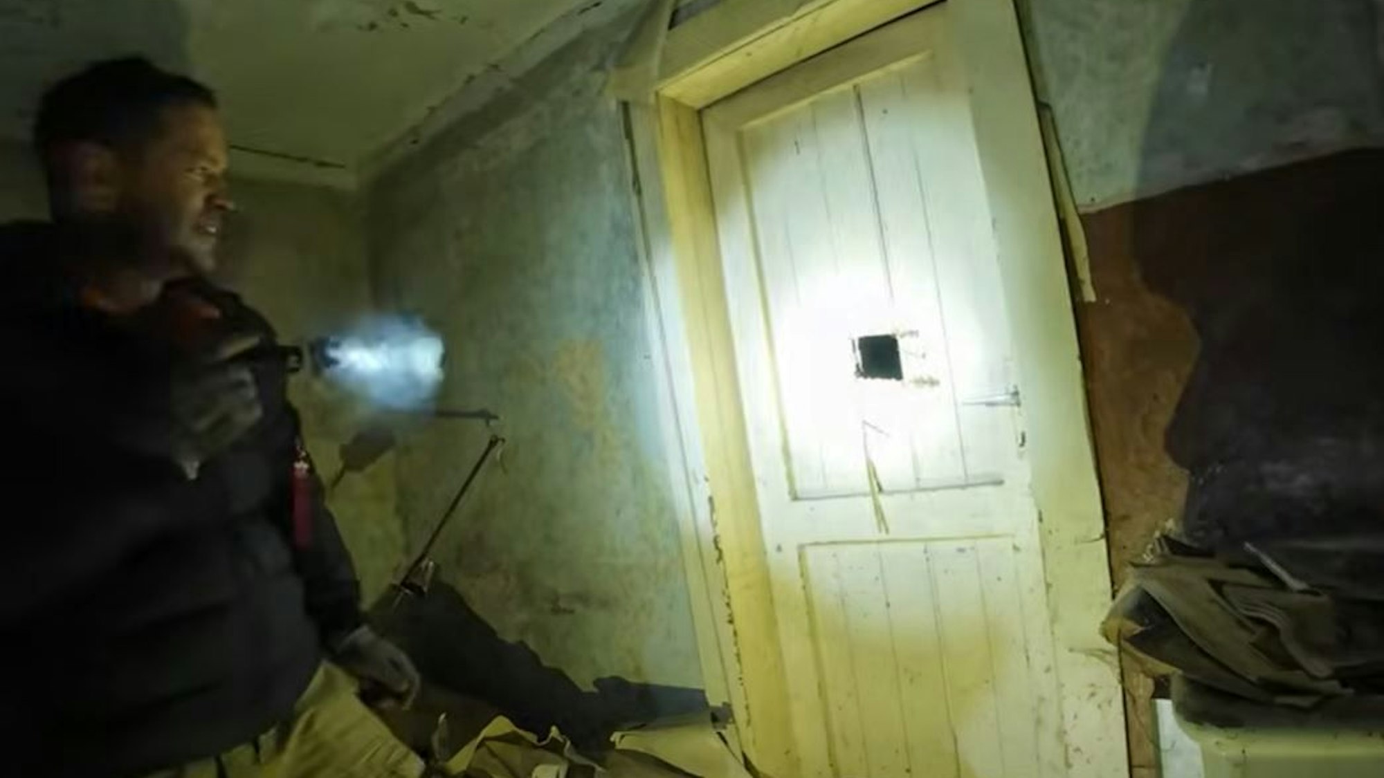 Carsten Konze vor dem unbekannten Raum auf Burg Asperschlag