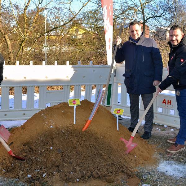Elmar Müller, Barbara Gardner, Sacha Reichelt und Nikolaos Pantios stehen mit Schaufel an einem Hügel ausgehobener Erde.
