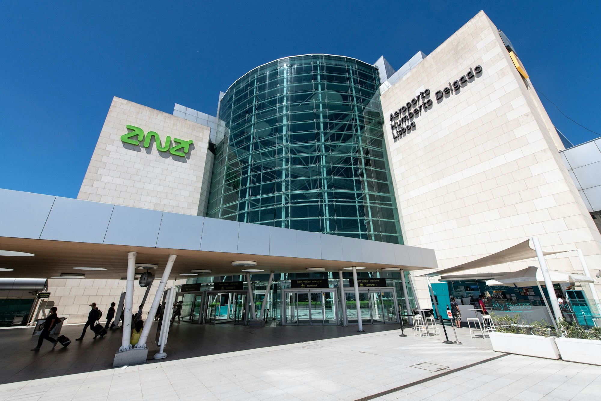Die Aufschrift ·Aeroporto Humberto Delgado Lisboa· ist am Eingangsportal vom Flughafen zu sehen. Der Flughafen ist der größte Verkehrsflughafen des Landes.