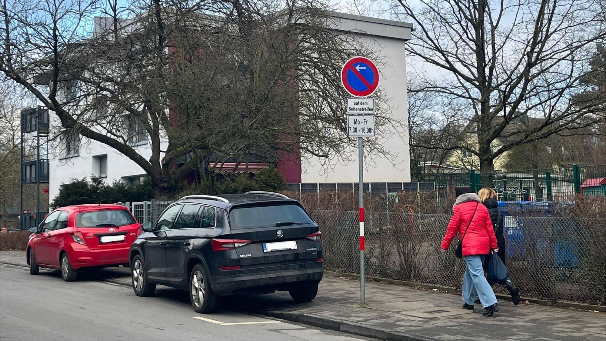 Autos in einer Haltezone