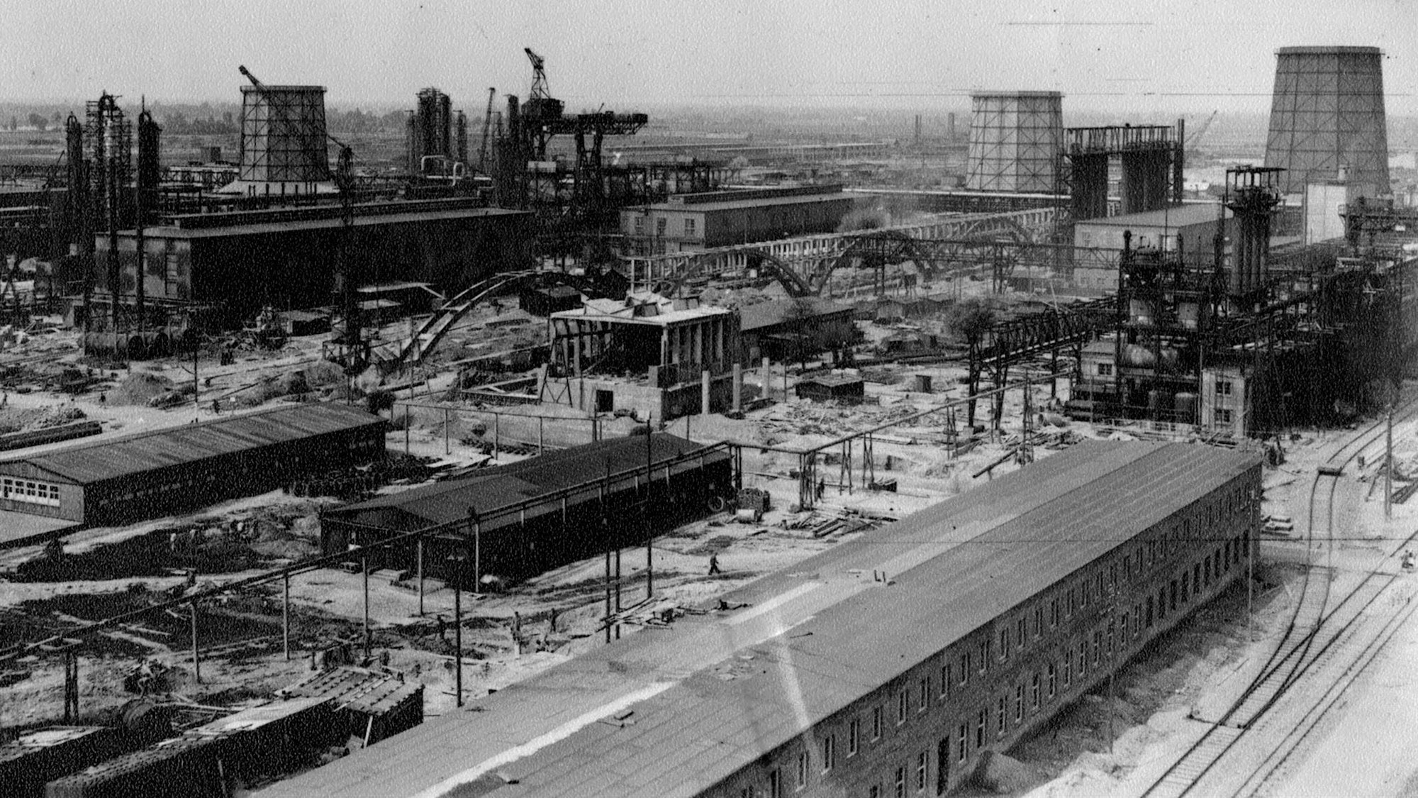Das I.G. Farben-Werk Auschwitz: Synthese, Hochdruck und Destillation - hier wurde synthetischer Kautuschuk (Buna) hergestellt.