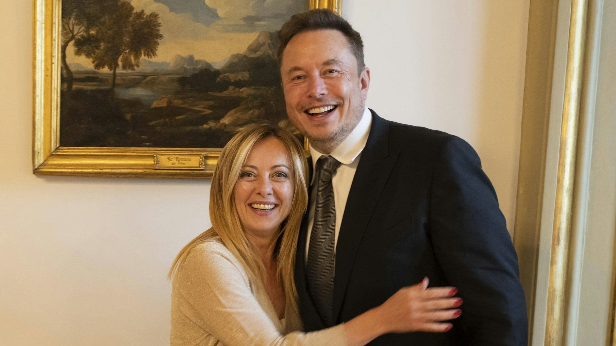 Die italienische Ministerpräsidentin Giorgia Meloni zusammen mit Tech-Milliardär Elon Musk in Rom. Beide wurden nun von „Charlie Hebdo“ mit Spottbildern bedacht. (Archivbild)