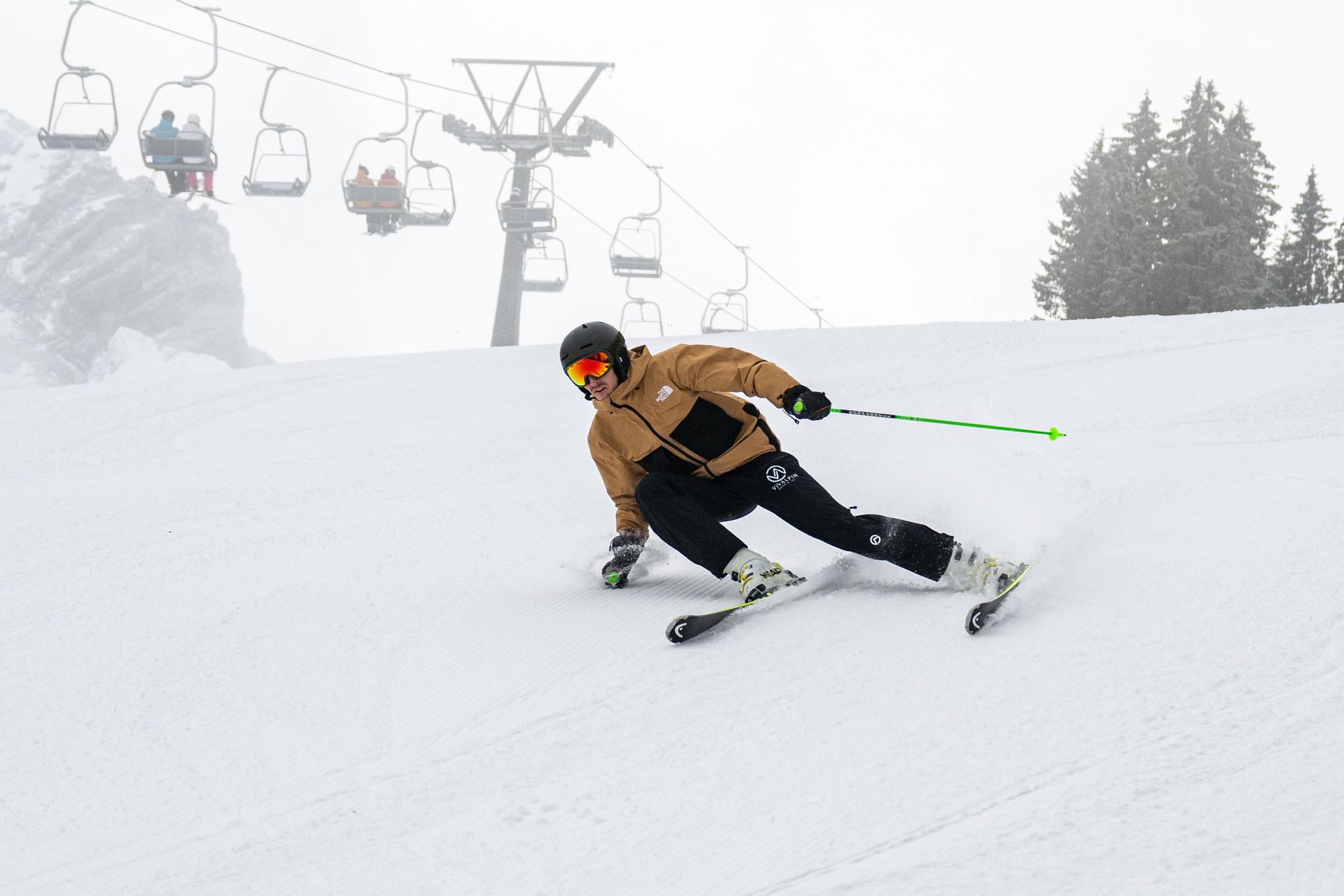 Ein Skifahrer fährt eine Piste hinunter.