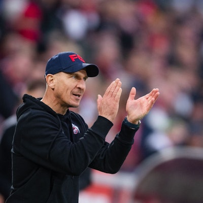 ARCHIV - 15.12.2024, Nordrhein-Westfalen, Köln: Fußball: 2. Bundesliga, 1. FC Köln - 1. FC Nürnberg, 16. Spieltag, RheinEnergieStadion. Kölns Trainer Gerhard Struber gestikuliert an der Seitenline. (zu dpa: «Zwei Kölner Stammkräfte fraglich - Neuzugänge bereit») Foto: Marius Becker/dpa +++ dpa-Bildfunk +++