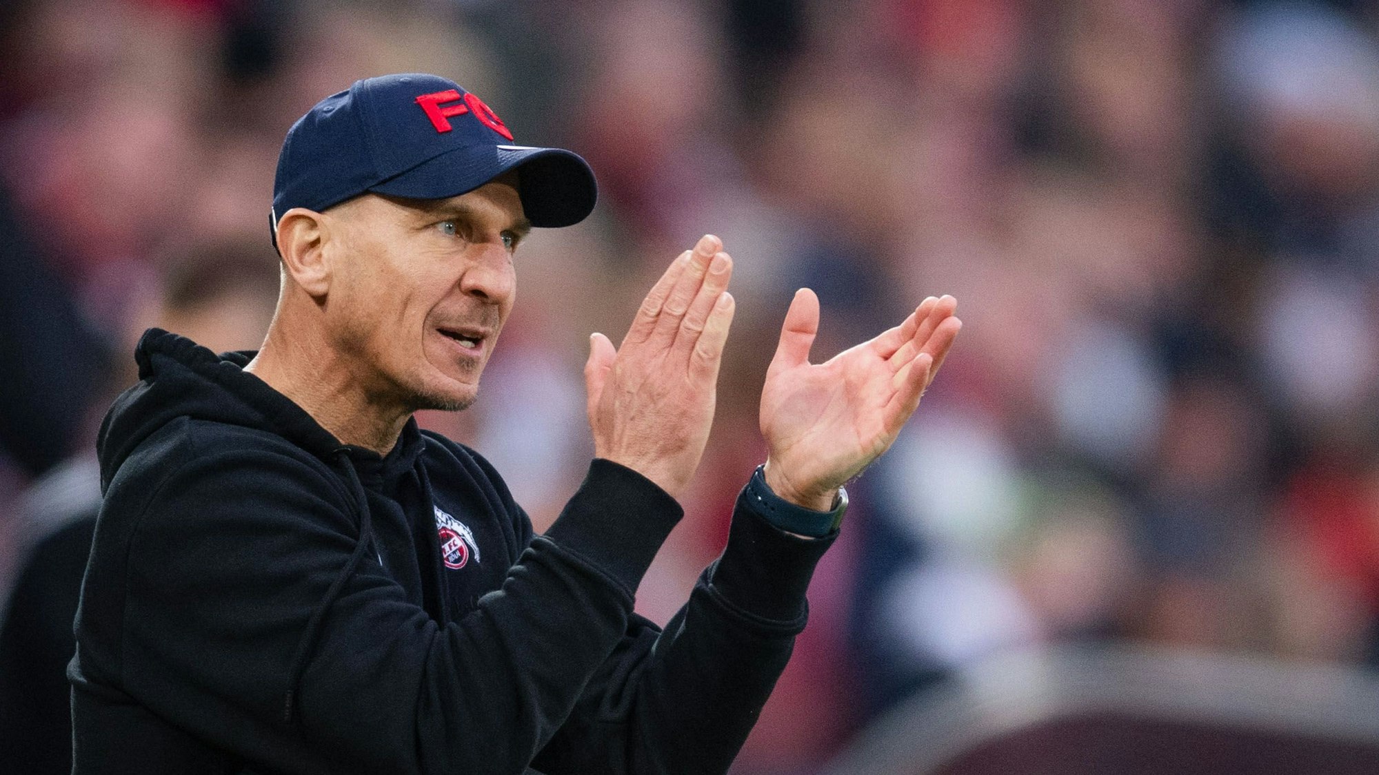 ARCHIV - 15.12.2024, Nordrhein-Westfalen, Köln: Fußball: 2. Bundesliga, 1. FC Köln - 1. FC Nürnberg, 16. Spieltag, RheinEnergieStadion. Kölns Trainer Gerhard Struber gestikuliert an der Seitenline. (zu dpa: «Zwei Kölner Stammkräfte fraglich - Neuzugänge bereit») Foto: Marius Becker/dpa +++ dpa-Bildfunk +++