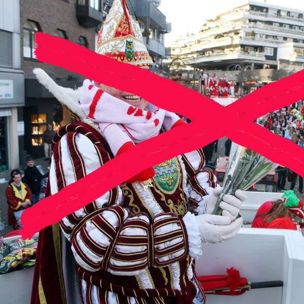 Ein Prinz auf dem Prinzenwagen im Bensberger Karnevalszug ist durchgestrichen. Im Hintergrund ist die Schloßstraße zu sehen.