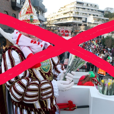 Ein Prinz auf dem Prinzenwagen im Bensberger Karnevalszug ist durchgestrichen. Im Hintergrund ist die Schloßstraße zu sehen.
