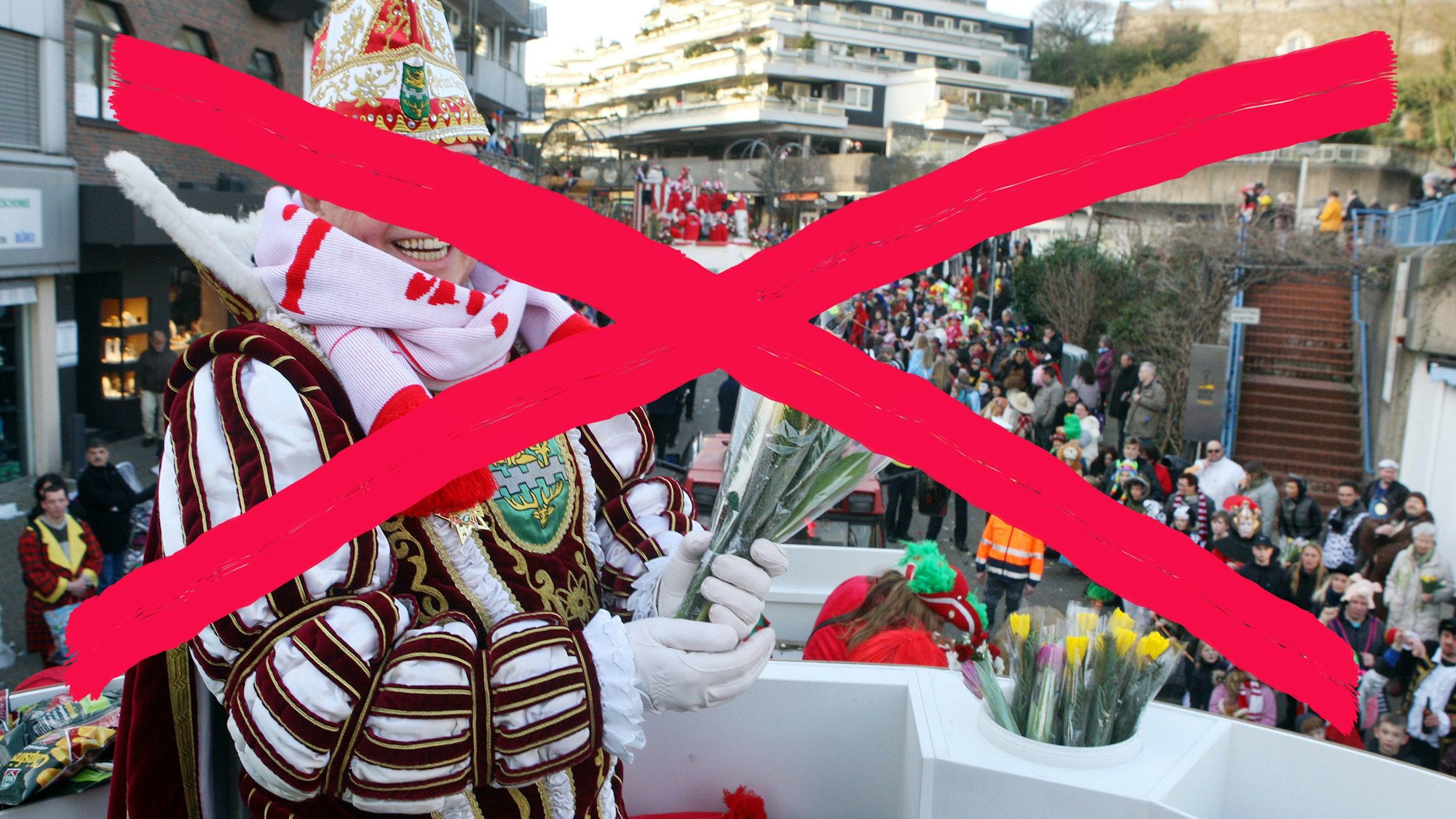 Ein Prinz auf dem Prinzenwagen im Bensberger Karnevalszug ist durchgestrichen. Im Hintergrund ist die Schloßstraße zu sehen.