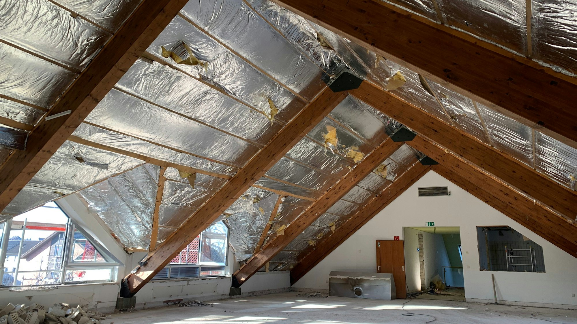 Blick in einen großen Raum unter dem Dach.